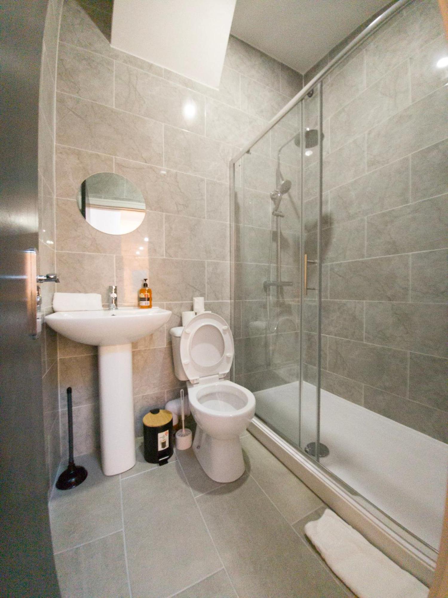 Plenty Of Parking Available; 3 Bedroom Apartment By Property Promise Cardiff Zewnętrze zdjęcie