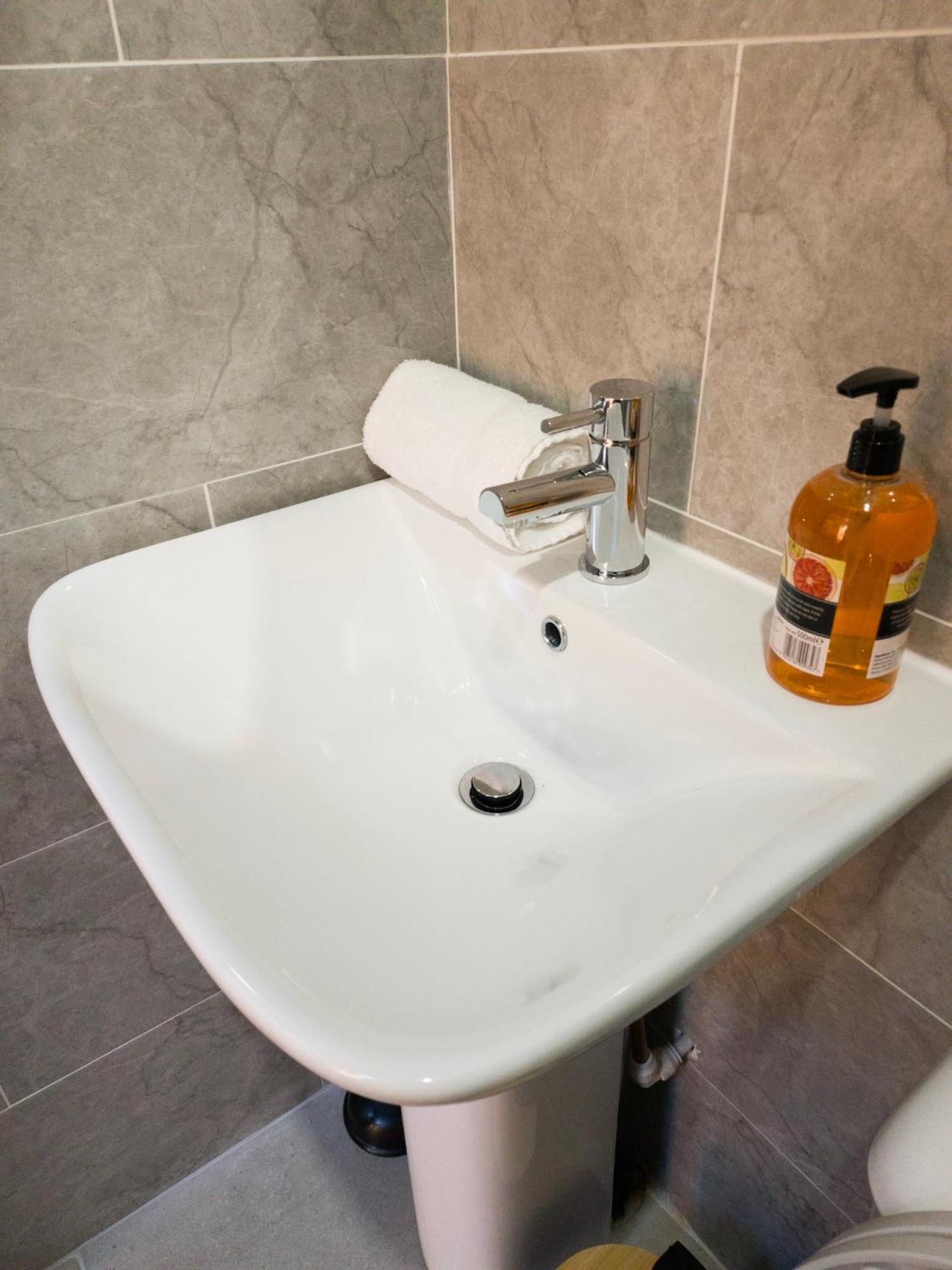 Plenty Of Parking Available; 3 Bedroom Apartment By Property Promise Cardiff Zewnętrze zdjęcie